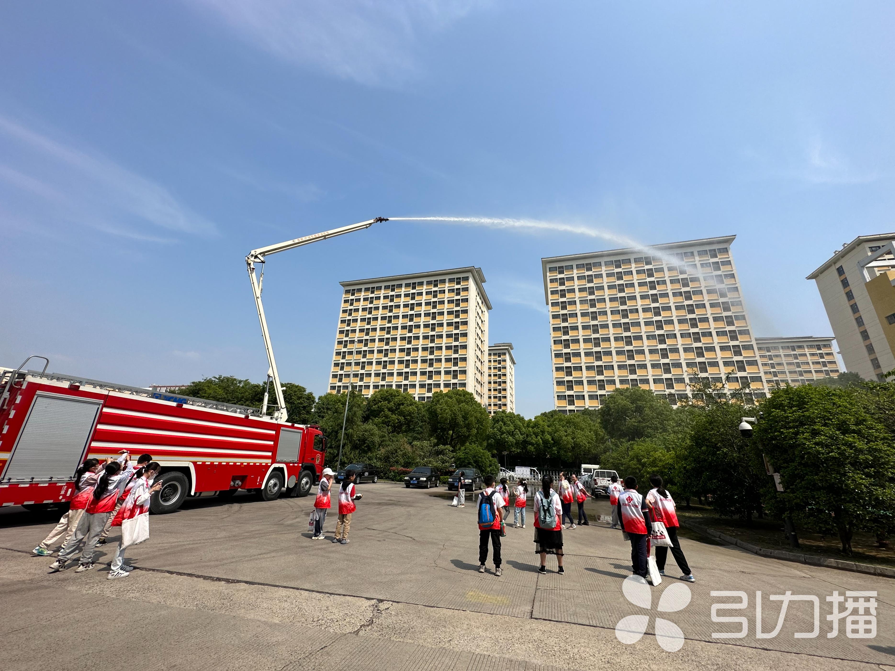 泵浦消防车，现代城市安全的守护者