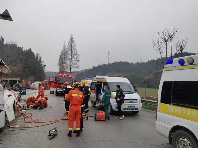 新闻报道车祸范文，惨烈车祸现场，救援与关注并行